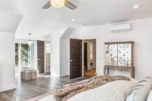 6 bedrooms, iron/ironing board, travel cot, free WiFi - Family Fun & Adventure at Award Winning Historical Copper King Mountain Mansion (Hamilton)