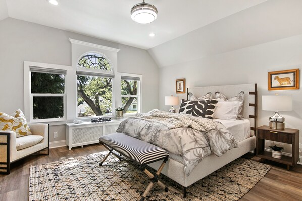 6 chambres, fer et planche à repasser, lit de bébé portatif