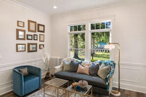 Téléviseur connecté, jeux vidéo, table de baby-foot