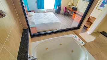 Habitación exclusiva, 1 cama King size, para no fumadores, hidromasaje | Baño | Tina, amenidades de baño gratuitas, toallas, jabón