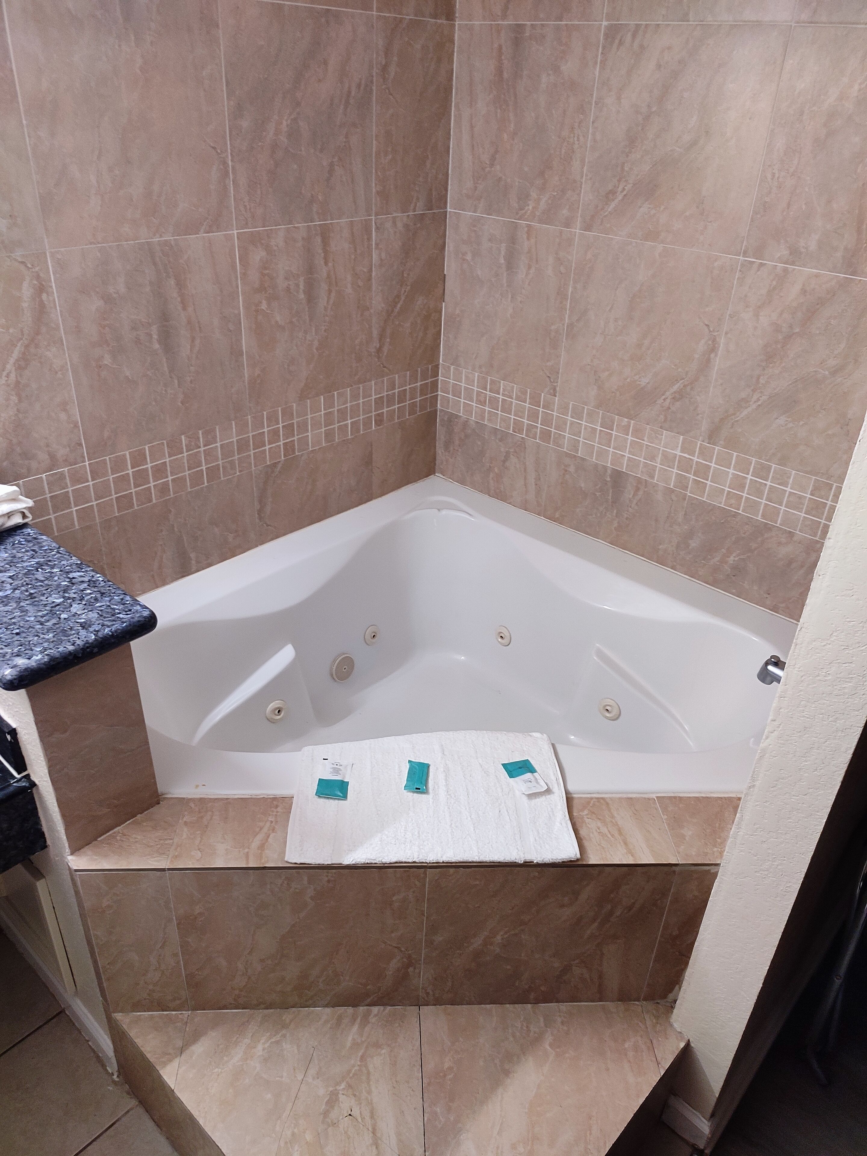Clover Inn & Suites — photo 9