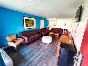 Family Suite, 1 King Bed, Non Smoking, Refrigerator & Microwave | Living area