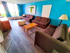 家庭套房, 1 张特大床, 无烟房, 冰箱和微波炉 | 起居区 | 32-英寸液晶电视 （配备有线频道）、电视