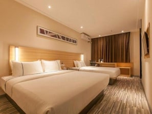 Habitación de hotel con dos camas, cabecero de madera, televisor de pantalla plana y ventana con cortinas.
