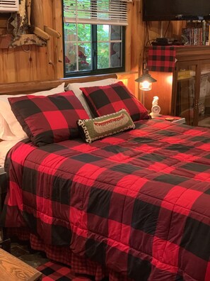 1 bedroom, desk, iron/ironing board, free WiFi - Cozy cabin gas fireplace heated floors one bedroom studio (Arbor Vitae)