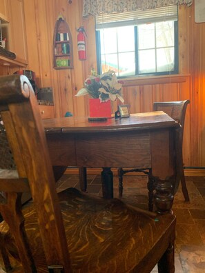 Dining - Cozy cabin gas fireplace heated floors one bedroom studio (Arbor Vitae)