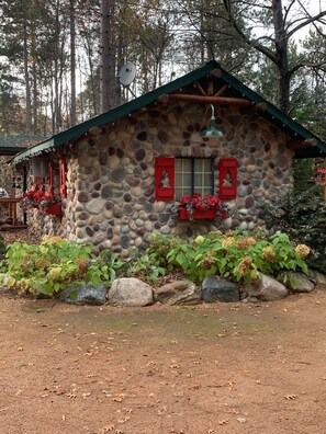 Exterior - Cozy cabin gas fireplace heated floors one bedroom studio (Arbor Vitae)