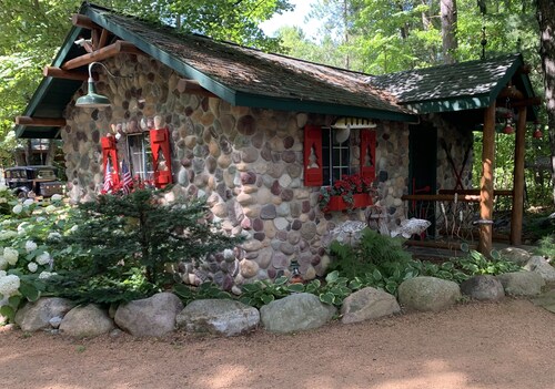 Cozy cabin gas fireplace heated floors one bedroom studio