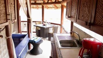 Frigorífico, placa de cocina y utensilios de cocina