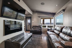 TV connectée, cheminée, jeux vidéo, baby-foot