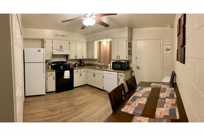 KĂŒhlschrank, Mikrowelle, Ofen, Herdplatte