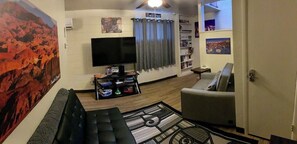 Smart-TV, Kamin, DVD-Player, Bücher