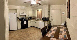 Fridge, microwave, oven, stovetop - Route 66 Painted Desert Adventure Base Camp (Joseph City)