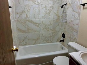 Chuveiro/banheira combinados, secador de cabelo, toalhas de banho 
