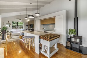 Interior - 4 Bedroom home with the most Incredible expansive views with huge heated pool! (Waiheke Island)