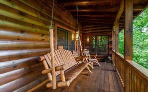 Terrace/patio - Cozy Lakefront Cabin Hot Tub & Fireplace + Covered Deck  Romantic - Pet Friendly (Ellijay)