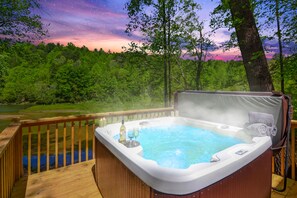 Outdoor spa tub - Cozy Lakefront Cabin Hot Tub & Fireplace + Covered Deck  Romantic - Pet Friendly (Ellijay)
