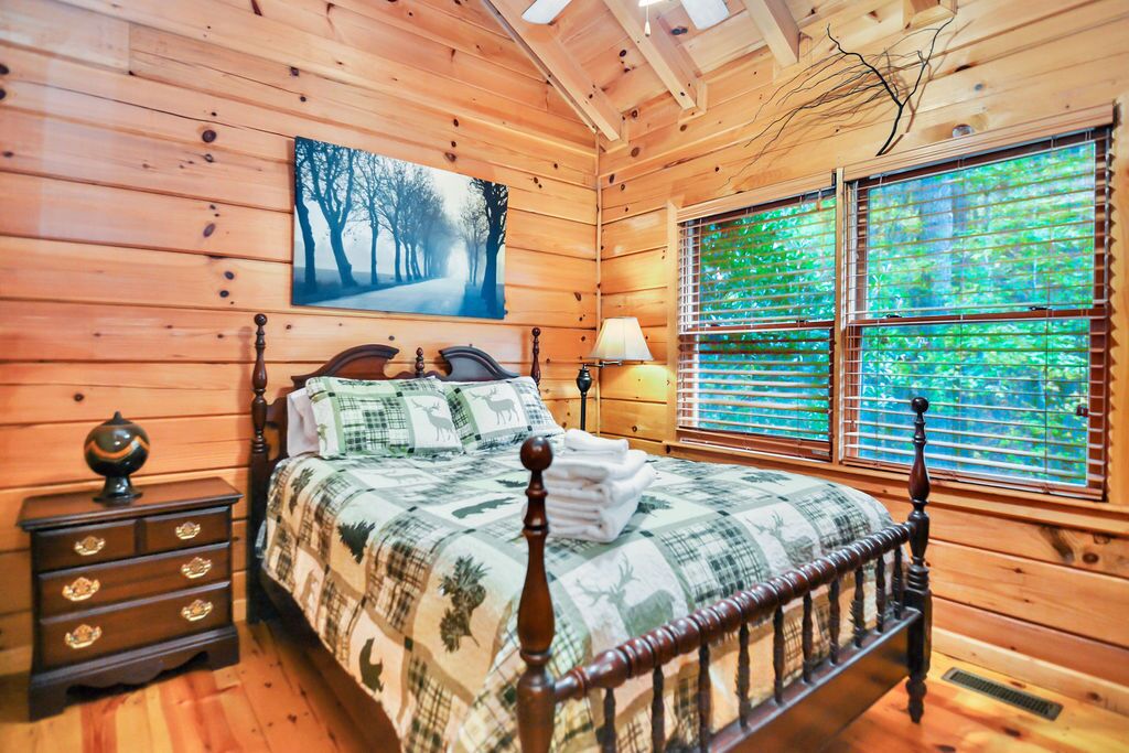 3 bedrooms, travel cot, free WiFi, bed sheets