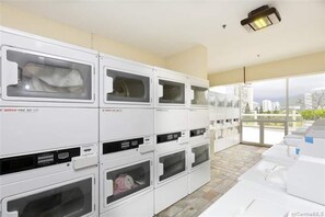 Refrigerador, microondas, cafetera y tetera y tostadora 