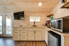 Fridge, microwave, stovetop, coffee/tea maker - Indian Point Cabin 21 near SDC, Table Rock Lake & Branson (Branson)