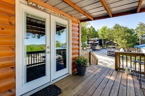 Terrace/patio - Indian Point Cabin 2 near Silver Dollar City, Table Rock Lake & Branson (Branson)