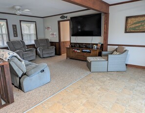 Interior - Lakefront Home with Saltwater Pool, Hot Tub, Firepit, Kayaks.  Pet Friendly (Lexington)