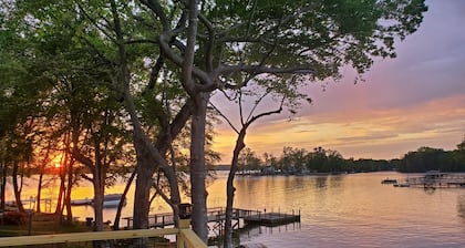 Lakefront Home with Saltwater Pool, Hot Tub, Firepit, Kayaks. Pet Friendly