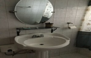 Duschwanne, Haartrockner, Handtücher, Seife