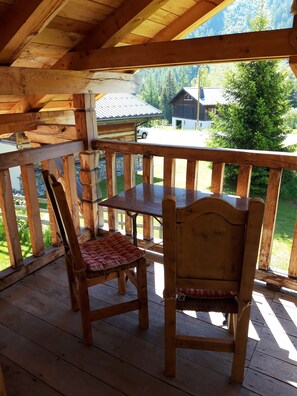 Outdoor dining - Chalet 2-3 pers., balcony, parking lot, ski lift 1.5km, bus 50m, train ski areas 850m (Vallorcine)