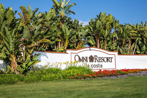 Property grounds - Lovely La Costa condo -walk to Spa & Golf course, close to beach & Legoland (Carlsbad)