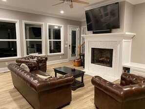 Smart TV, fireplace, DVD player, stereo