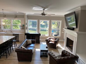 Smart TV, fireplace, DVD player, stereo - Serenity Cove (Denver)