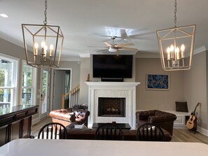 Smart TV, fireplace, DVD player, stereo - Serenity Cove (Denver)