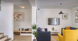 Smart-TV, bordtennis, bøker og stereoanlegg