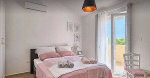 3 soverom, safe på rommet, strykejern/-brett og reiseseng for barn