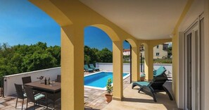 Utendørsbasseng og et oppvarmet basseng