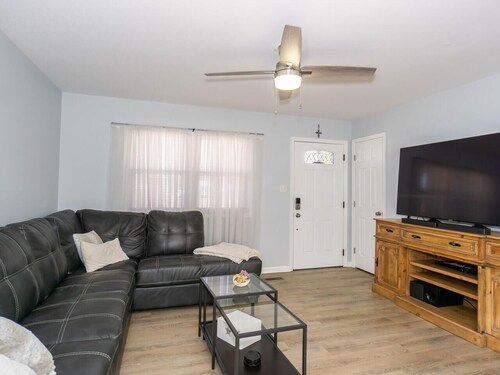 Fort Bragg RETREAT - Minutes from Fort Bragg Offering King Bed and WiFi!