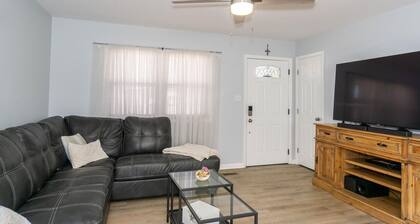 Fort Bragg RETREAT - Minutes from Fort Bragg Offering King Bed and WiFi!