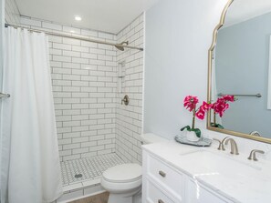 Combined shower/bathtub, hair dryer, towels, soap