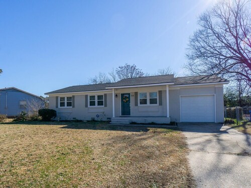 Fort Bragg RETREAT - Minutes from Fort Bragg Offering King Bed and WiFi!