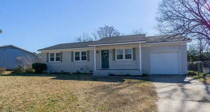 Fort Bragg RETREAT - Minutes from Fort Bragg Offering King Bed and WiFi!