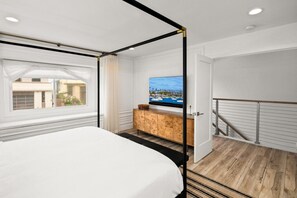 4 habitaciones, escritorio y tabla de planchar con plancha 