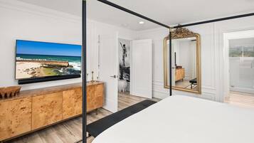 4 habitaciones, escritorio y tabla de planchar con plancha
