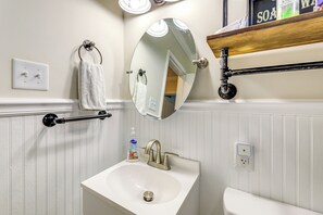 Kostenlose Toilettenartikel, Haartrockner, Handtücher
