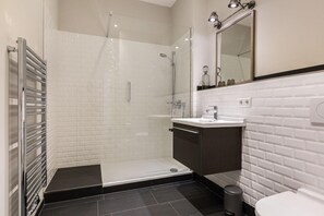 Dusche, Haartrockner, Handtücher