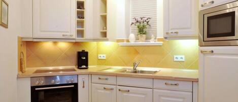 Jääkaappi, mikroaaltouuni, uuni, liesi