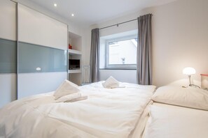 2 bedrooms, desk, WiFi, bed sheets