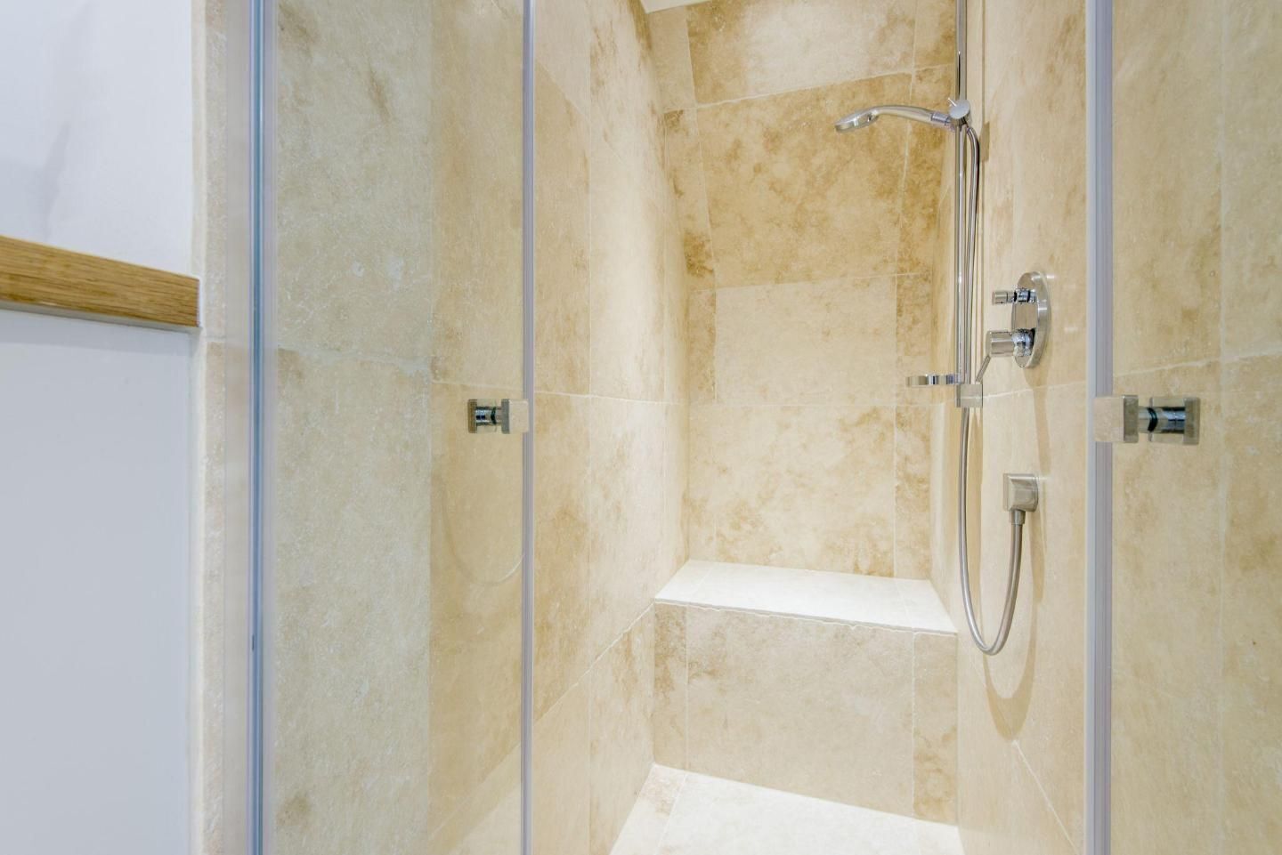 Ducha, secador de pelo y toallas