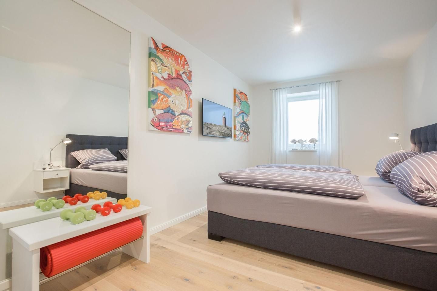 4 室のベッドルーム、セーフティボックス (室内)、デスク、アイロン / アイロン台