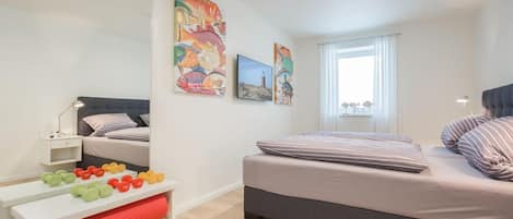 4 室のベッドルーム、セーフティボックス (室内)、デスク、アイロン / アイロン台